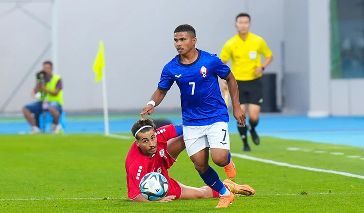 U-23 Campuchia (áo xanh) có một trận hòa xuất sắc với U-23 Lebanon. Ảnh: K.T