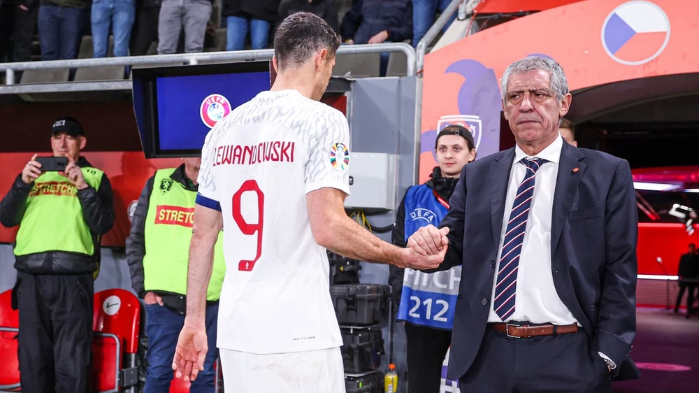 Cả Lewandowski và HLV Fernando Santos đều thất vọng nhau. Ảnh: Getty