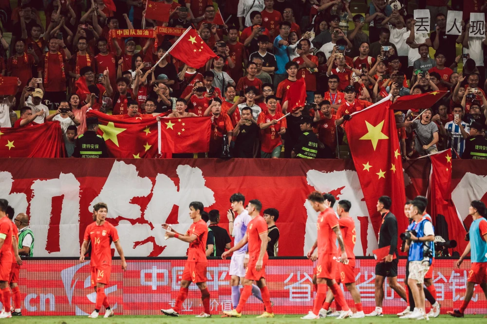 Fan Trung Quốc quay sang cổ vũ Syria khi đội Tây Á dẫn Trung Quốc 1-0. Ảnh: Getty