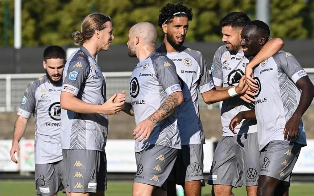 CLB của Pháp ngày nay vẫn còn ở dạng bán chuyên, cha, anh của những cầu thủ này từng vượt 33.400km đến New Caledonia để đá vòng 1/128 Cúp Pháp vào năm 1961.