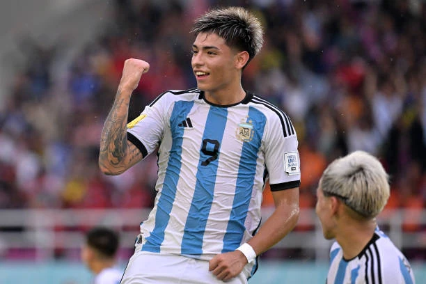 “Xe tăng Đức” lù lù đánh bại đàn em Messi ở loạt đấu súng