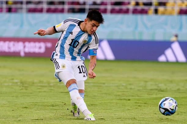 Pha hỏng ăn của Claudio Echerverri ở giây thứ 10 trận đấu. Ảnh: Getty