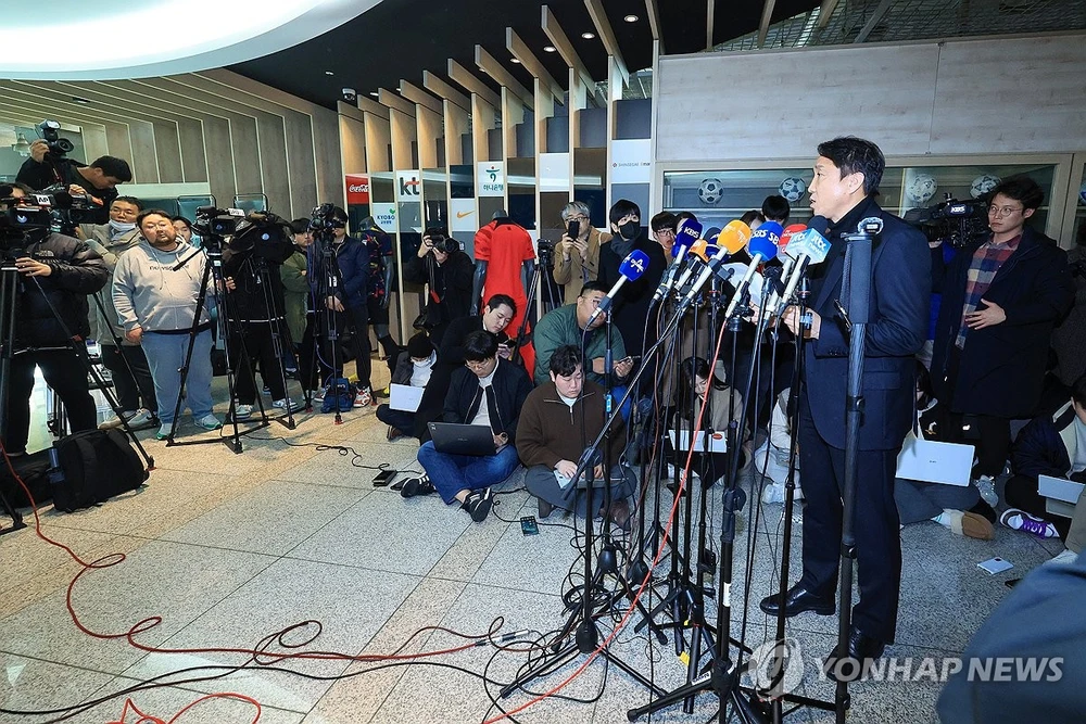 Hwang Kan-bo-GĐKT KFA trả lời báo chí - Copy.jpg