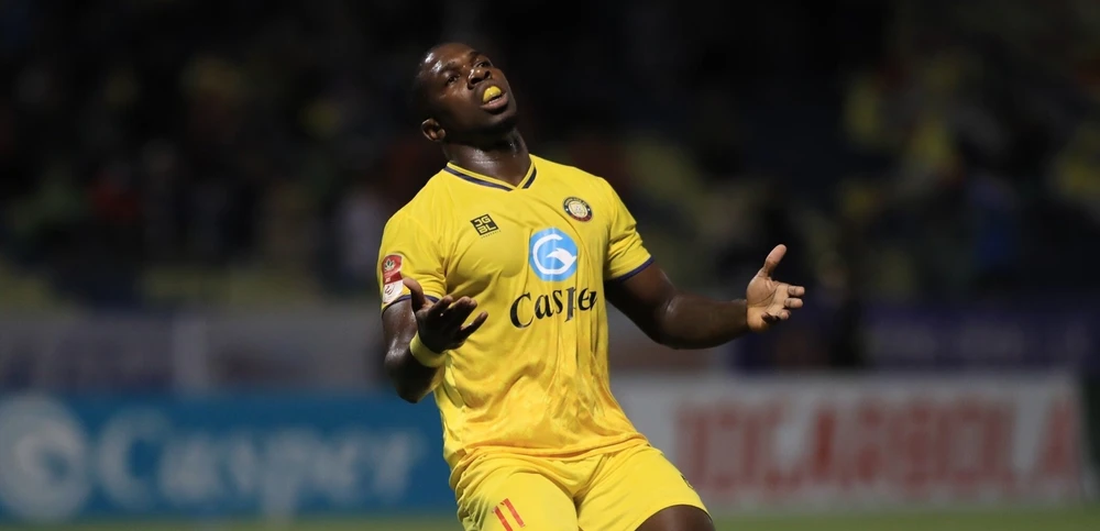 ĐA. Thanh Hóa có cơ hội mở điểm trước ở phút 24 nhưng Rimario lại thích 'điệu đà'