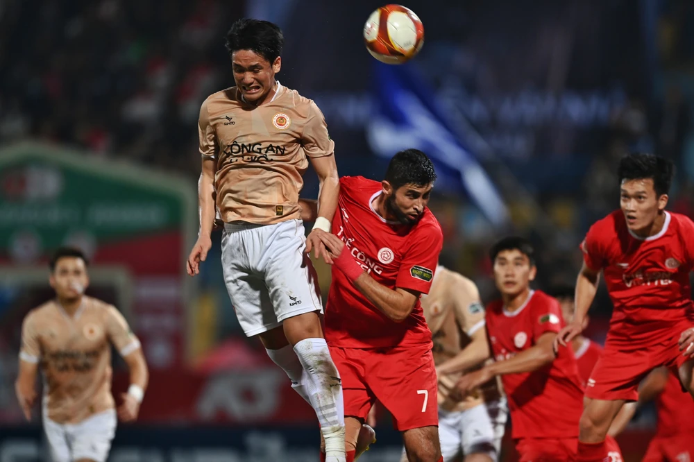 Vòng 13 V-League: Ông Thành thắng, Kiatisak thua, đội tuyển tập trung