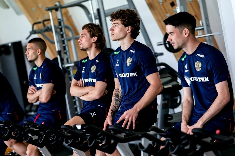 HLV Valery Karpin-Doi-Tuyen-Nga-1.jpg