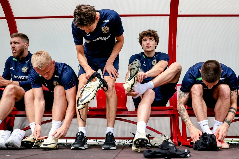 HLV Valery Karpin-Doi-Tuyen-Nga-2.jpg