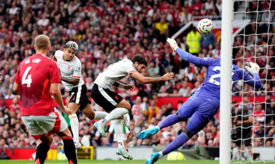 HLV-Ten-Hag-Luis Diaz.jpg