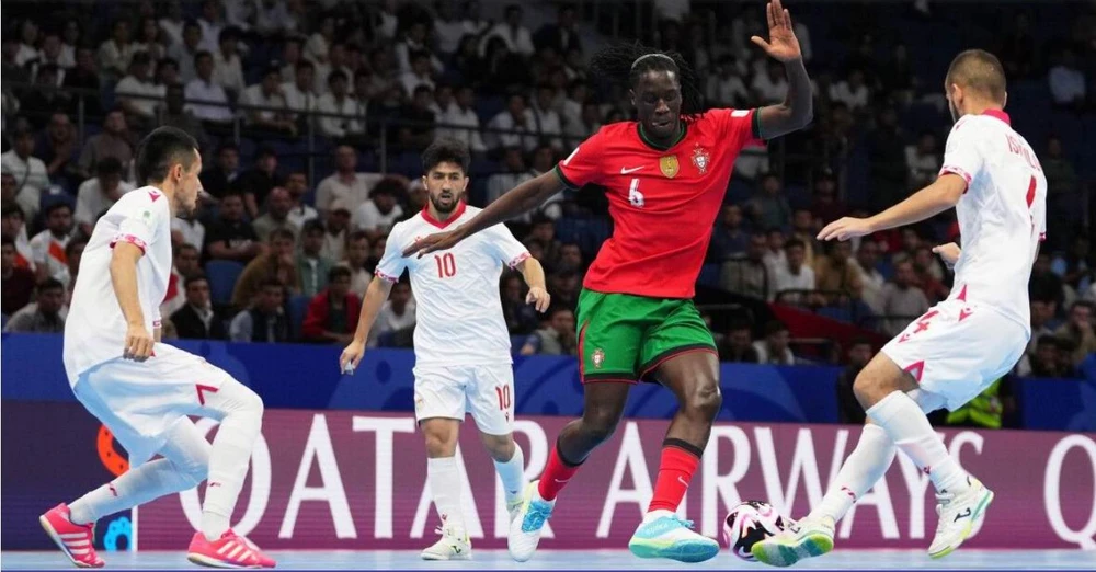 Tajikistan (trắng) trong trận thua Morocco. Ảnh:AFC