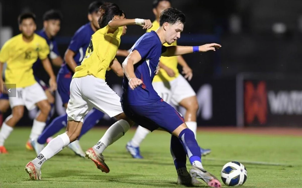 U-20 Brunei (áo vàng) để các chân sút U-20 Thái Lan 13 lần chọc thủng lưới và Iraq ghi 15 bàn. Ảnh:CTP