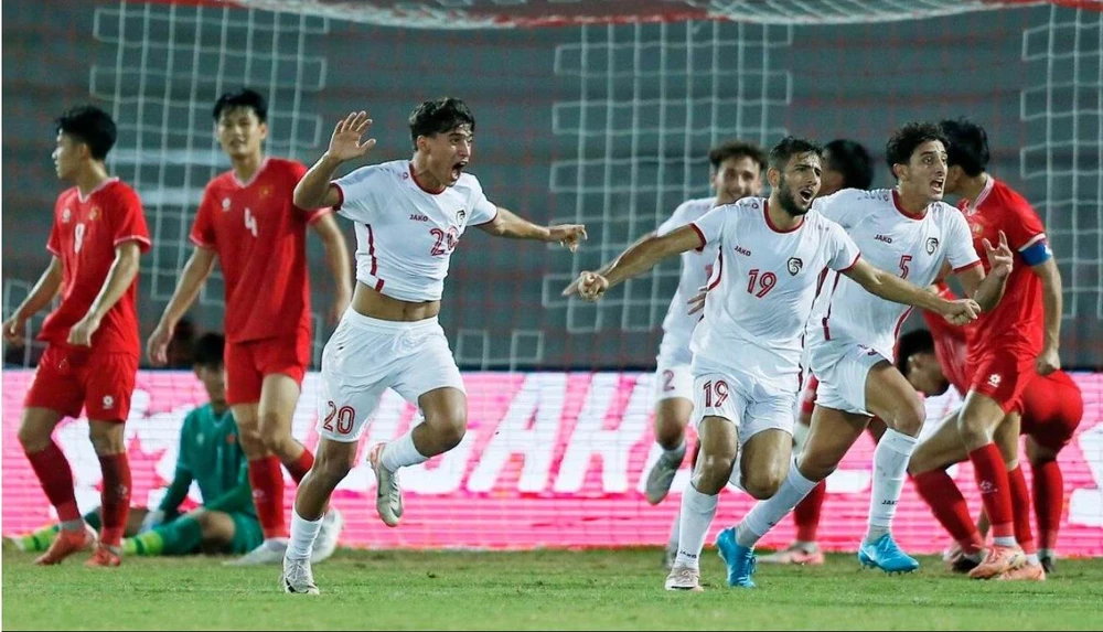 Thủ môn Đình Hải thất thần ngồi nhìn sau bàn thua phút 76. Ảnh: AFC