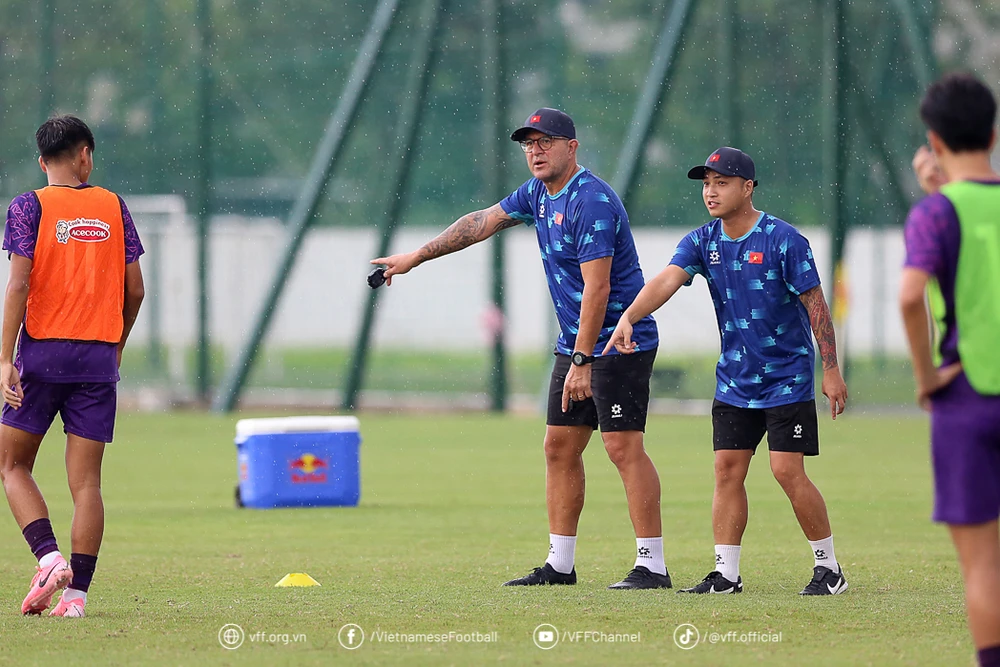 HLV- Cristian-Roland-U-17-Viet-nam-1.jpg