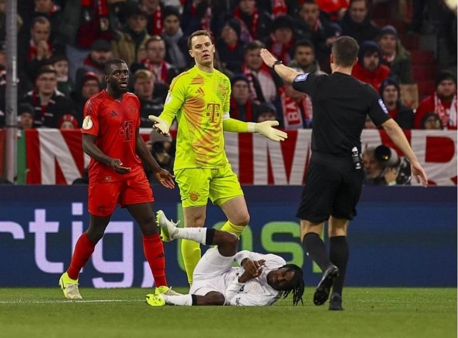 Thu- mon- Manuel Nueur.jpg