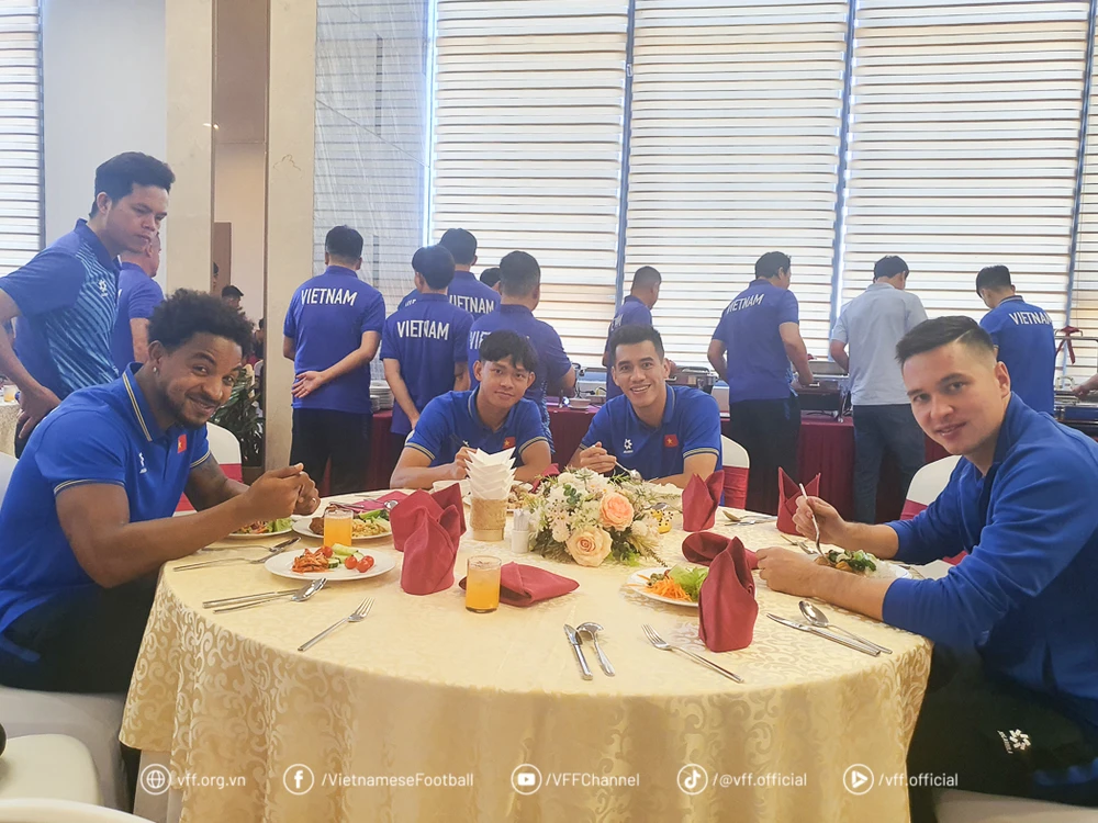 Hình ảnh tân tiền đạo Nguyễn Xuân Son được đồng đội mới nơi đội tuyển chào đón rất ấm cúng.