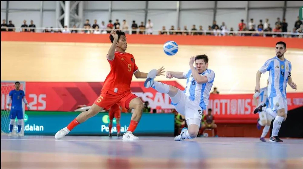 Cuu- HLV- U-20- Viet-nam-8.jpg