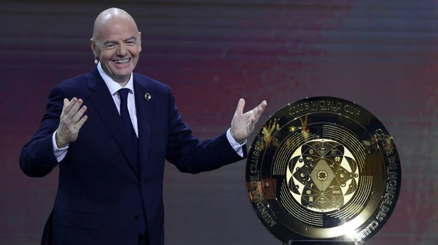 Chủ tịch FIFA Gianni Infantino giới thiệu chiếc cúp của FIFA Club World Cup 2025 Ảnh: S.E