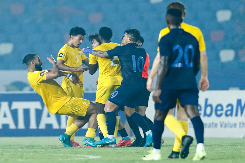 Một trận giao hữu nhưng suýt xảy ra xô xát trên sân Olympic Phnom Penh tối 25-3. Ảnh: P.P