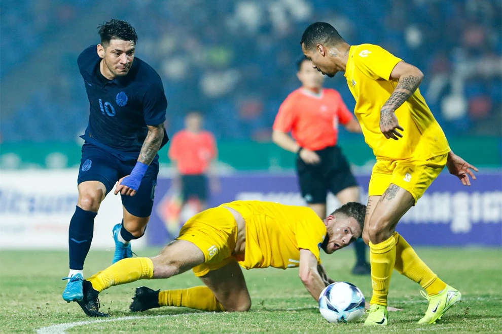 HLV Gyutoku Koji cho rằng 2 bàn thua sớm trước Aruba (vàng) đầu trận khiến toàn đội Campuchia suy sụp tinh thần. Ảnh: P.P