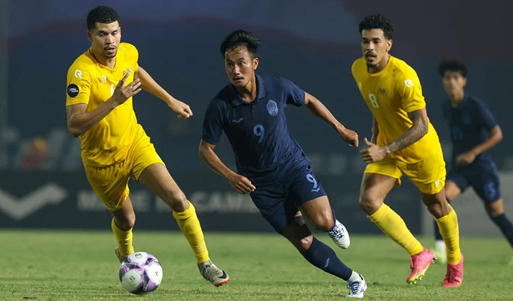 Sieng Chanthea, (9) thể hiện tốt nhưng không thể ghi bàn vào lưới Aruba. Ảnh: P.P