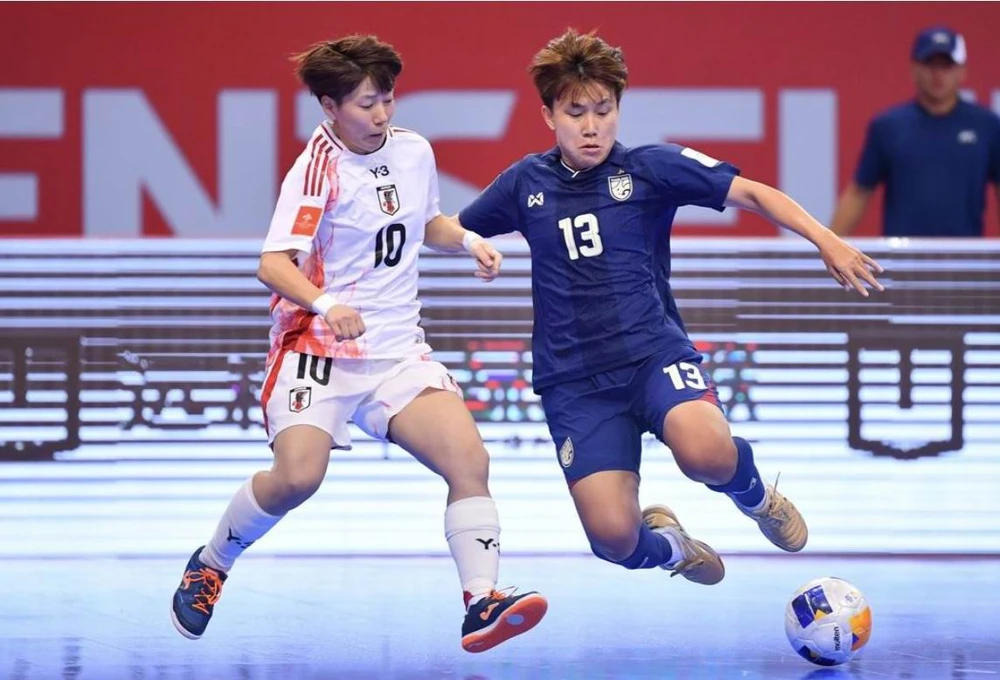 Tuyển Thái Lan thắng Nhật Bản 3-1 đồng thời đẩy tuyển Việt Nam vào thách thức tột độ ở tứ kết.