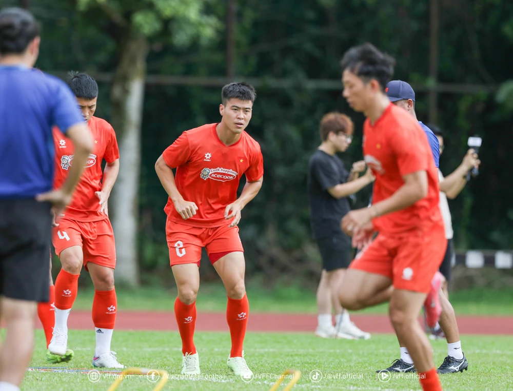 HLV-Kim Sang-sik- Duy-Manh.jpg