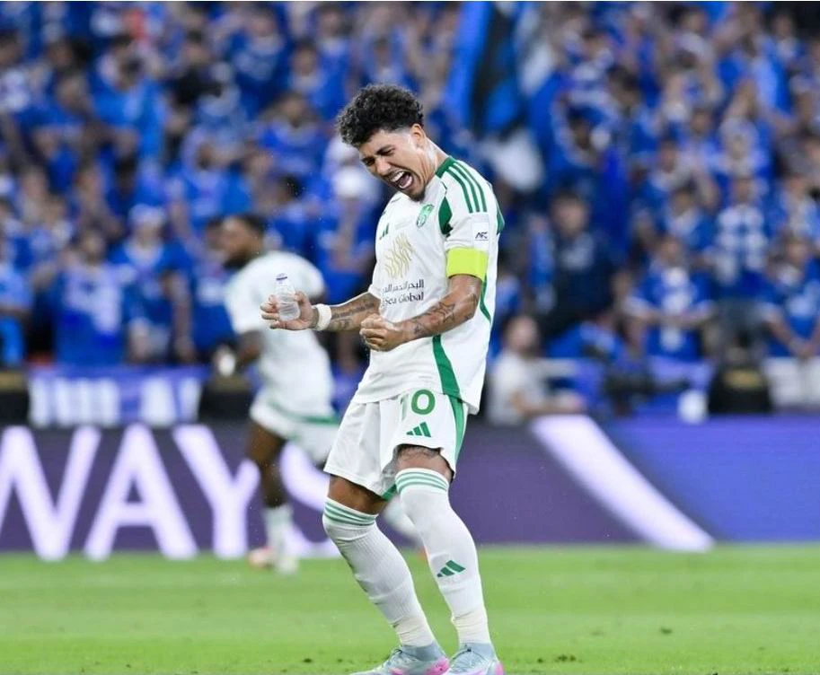 Cuu- sao- Newcastle- Firmino.jpg