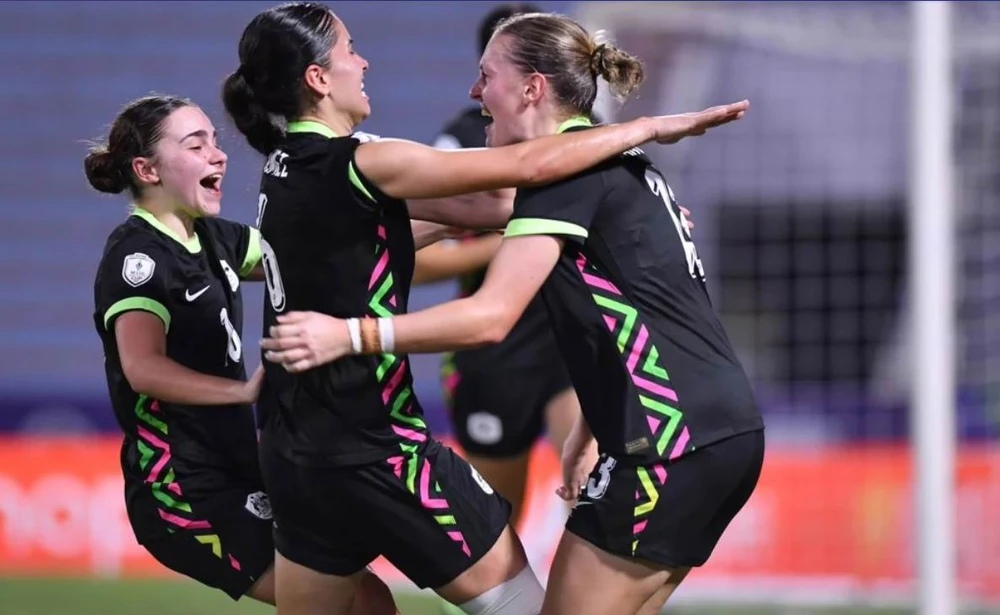 Myanmar vừa biến Philippines thành cựu vô địch đồng thời đẩy tuyển Việt Nam vào gặp Úc tại bán kết.