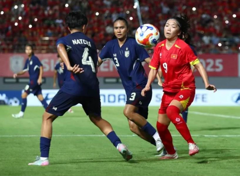 Huynh- Nhu- lui- ve.jpg