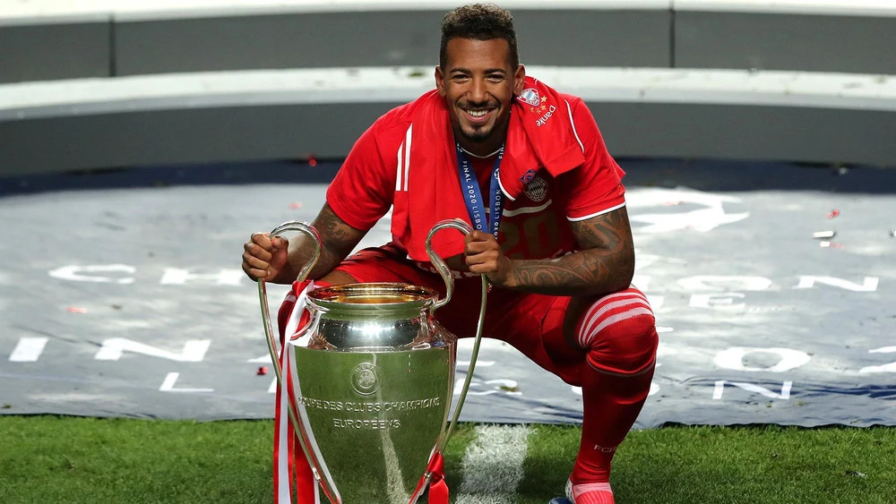 Trung- ve- Jerome Boateng-1.jpg