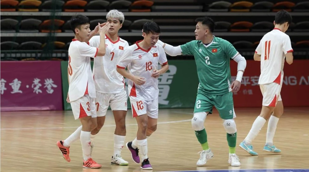 Tuyen- Viet- Nam- Le.jpg