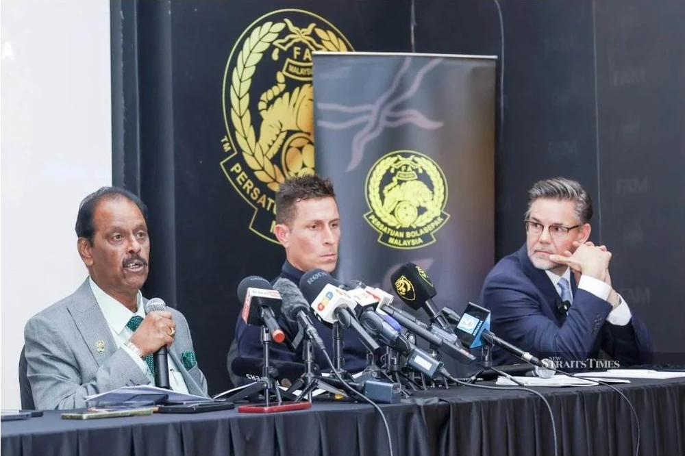 Từ trái sang: Phó Chủ tịch FAM Sivandaram,CEO Rob Friend và luật sư Serge Vittoz. Báo chí Malaysia tấn công bằng câu hỏi ai là người tiếp cận hồ sơ cầu thủ nhập tịch? Ảnh:NST