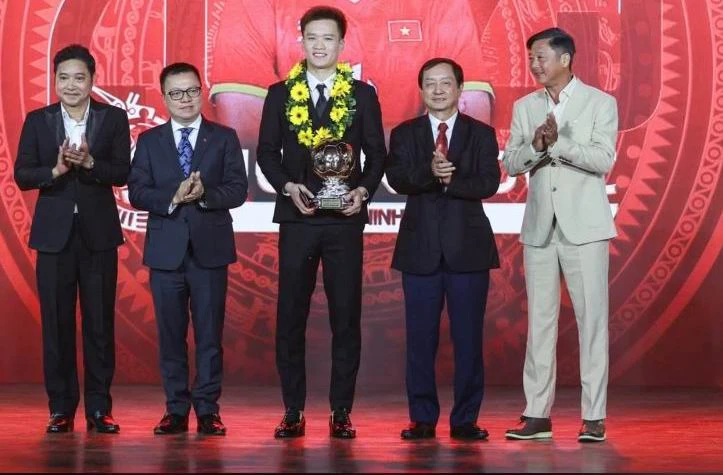 Qua- Bong-Vang- Duc.jpg