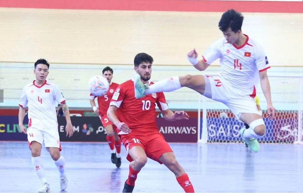 Tuyen- Viet- Nam- Le-1.jpg