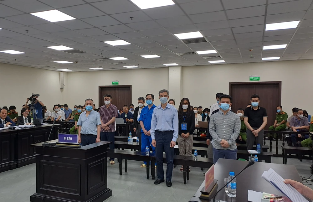 Các bị cáo nghe luận tội. Ảnh: BT