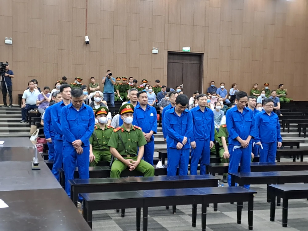 Các bị cáo nghe tuyên án. Ảnh: BT
