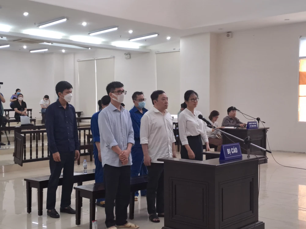 Các bị cáo nghe tuyên án. Ảnh: BT