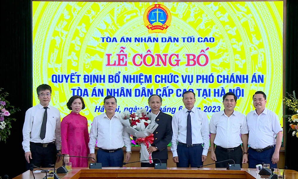 Ông Phạm Văn Nam (đứng giữa) nhận nhiệm vụ mới. Ảnh: CTV