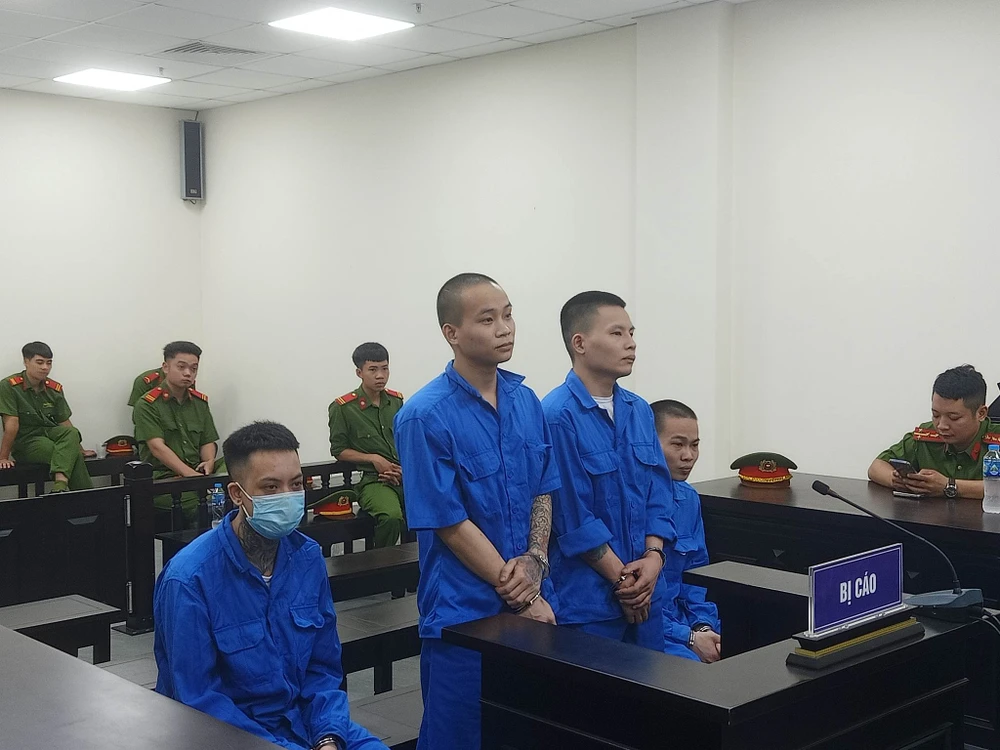 Bốn thanh niên hành hung ông lão ở Hà Nội. Ảnh: CTV