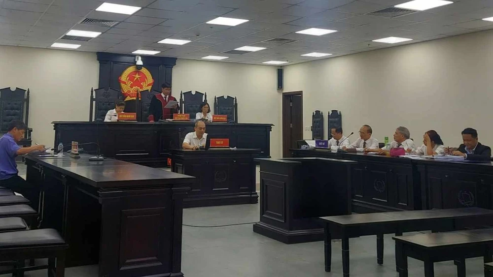 Phiên tòa vắng mặt cả bị cáo lẫn bị hại. Ảnh: XA