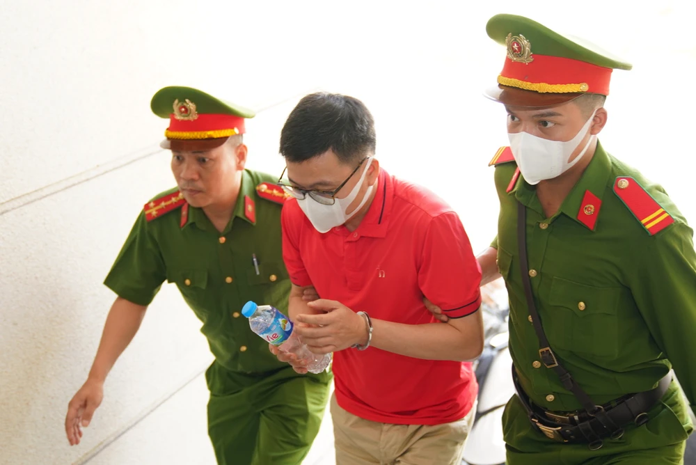 Bị cáo Vũ Minh Thắng, Giám đốc Công ty Thuận An được dẫn giải đến tòa. Ảnh: CTV