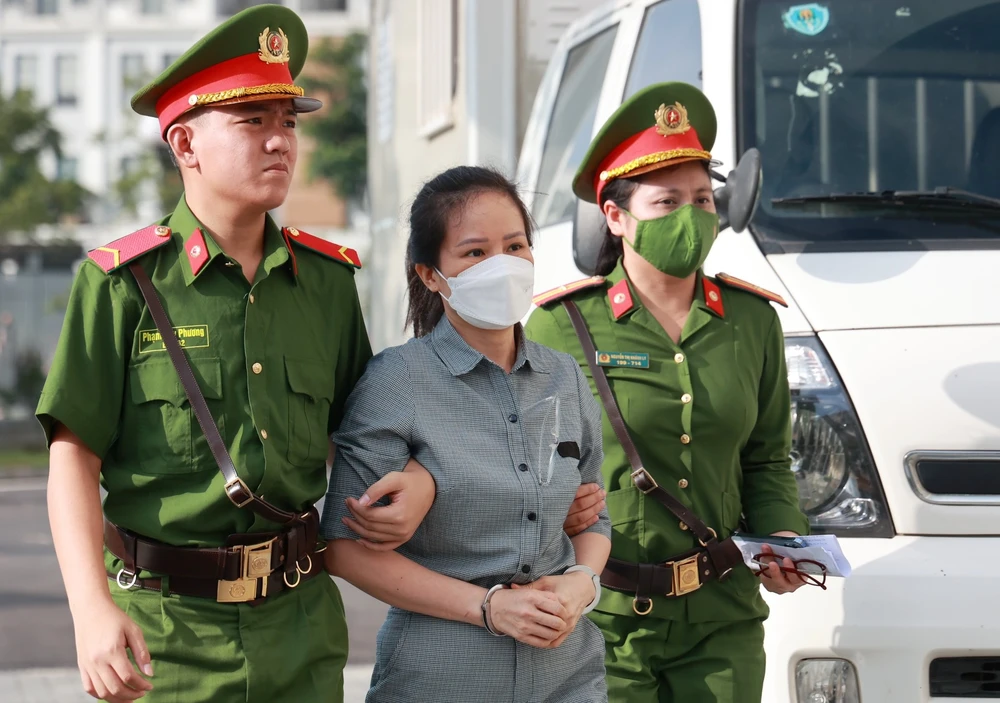 Bị cáo Nguyễn Thị Hương Lan, nguyên Cục trưởng Lãnh sự được dẫn giải đến tòa. Ảnh: CTV