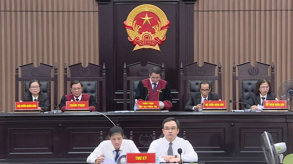 Chủ tọa phiên tòa công bố bản án chiều 28-7. Ảnh: CTV