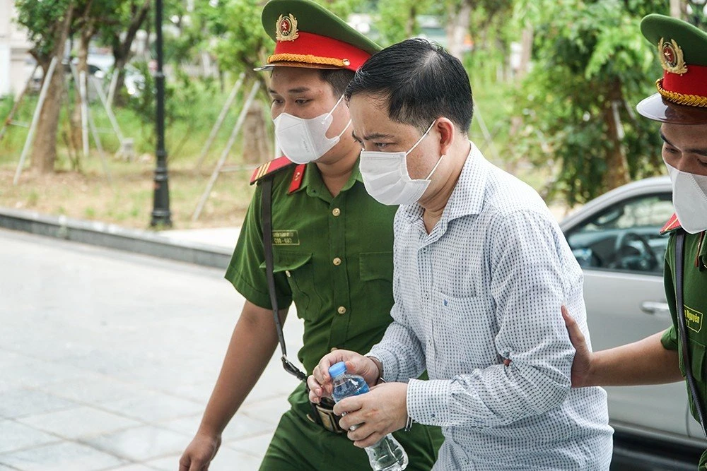 Bị cáo Phạm Trung Kiên, cựu Thư ký Thứ trưởng Bộ Y tế, được dẫn giải đến phiên tòa nghe tuyên án. Ảnh: PHI HÙNG