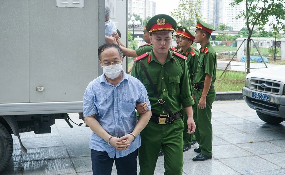 Bị cáo Trần Văn Dự, cựu Cục phó Cục Quản lý Xuất nhập cảnh. Ảnh: PHI HÙNG