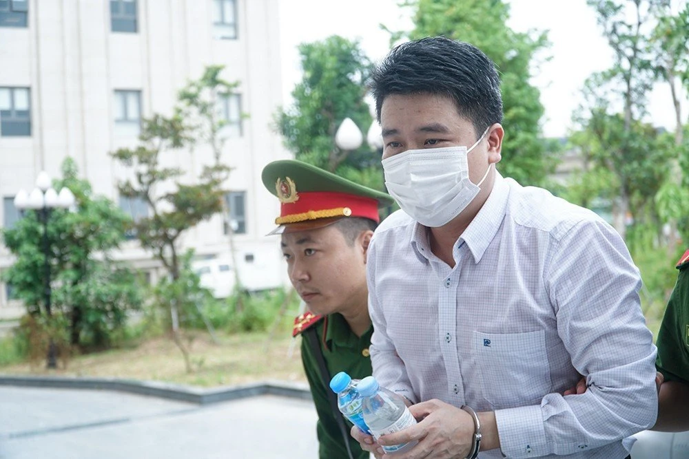 Bị cáo Trần Văn Tân, cựu Phó Chủ tịch Quảng Nam được dẫn giải đến tòa nghe tuyên án. Ảnh: Phi Hùng