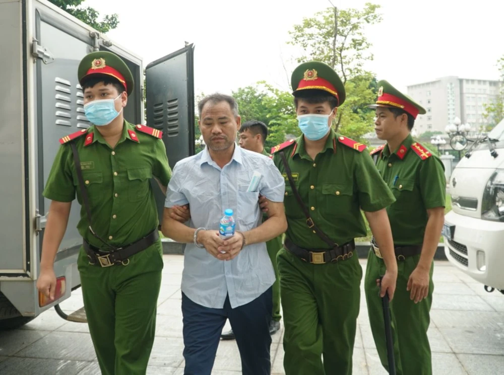 Bị cáo Bùi Văn Mận được dẫn giải đến tòa. Ảnh: Phi Hùng