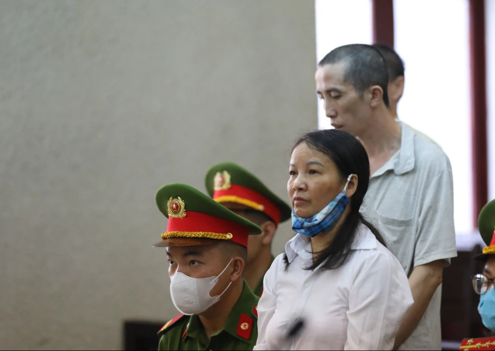 nữ sinh giao gà.jpg