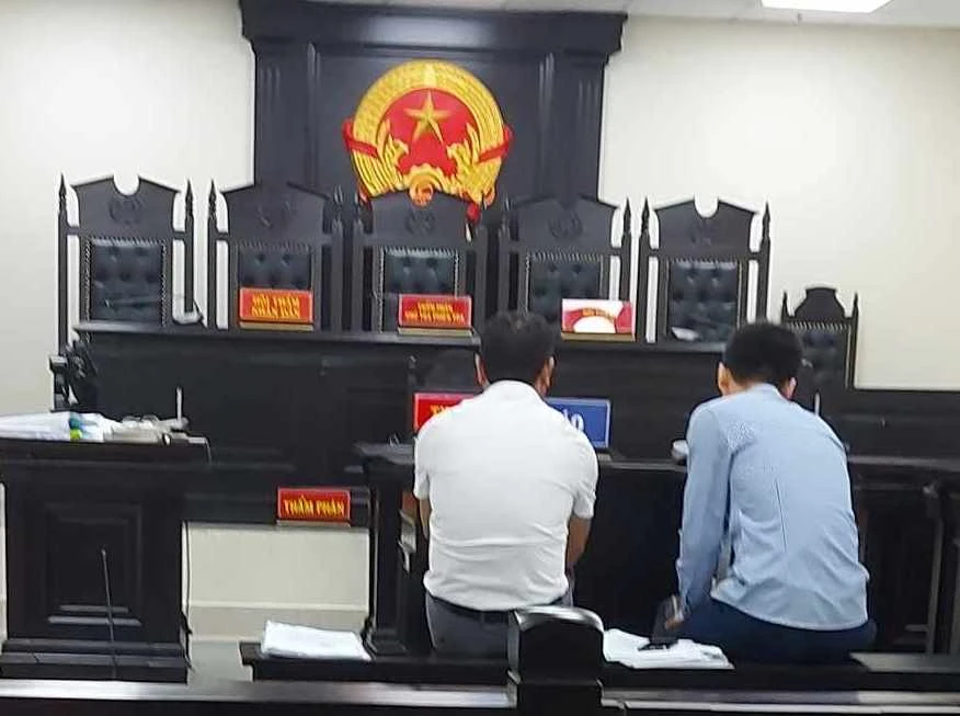 Cán bộ địa chính đền bù.jpg