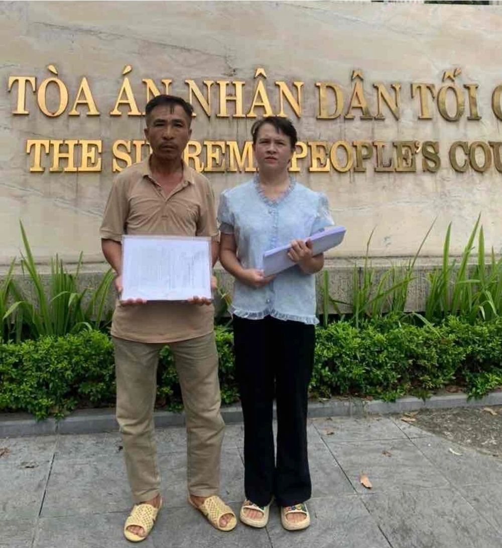 Nữ sinh giao gà.jpg