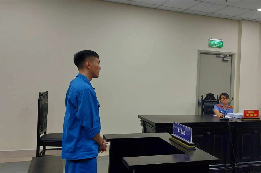 100 lượng vàng bị cáo đánh bạc.jpg